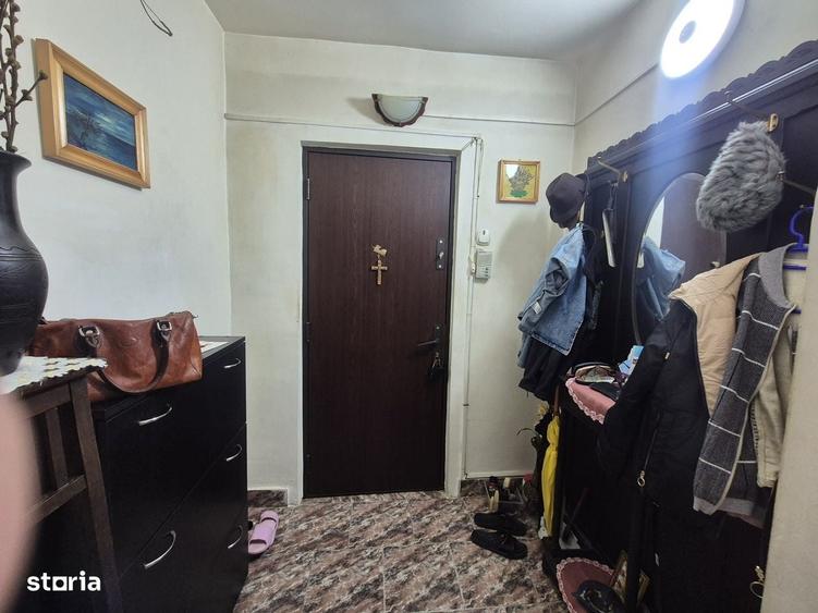 Apartament cu 3 camere decomandat în Calea București