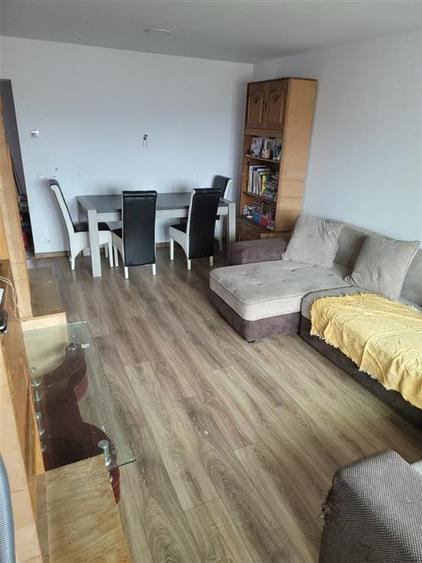 Apartament cu 4 camere decomandat, mobilat în Nicolina