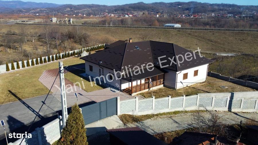 Casă cu 4 camere în Cerbu