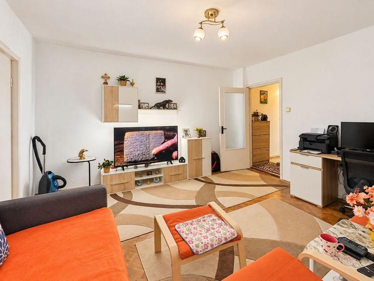 Apartament cu 2 camere semidecomandat, mobilat în Lipovei