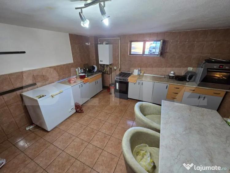 Casă cu 8 camere cu Teren 750 Mp în Micești