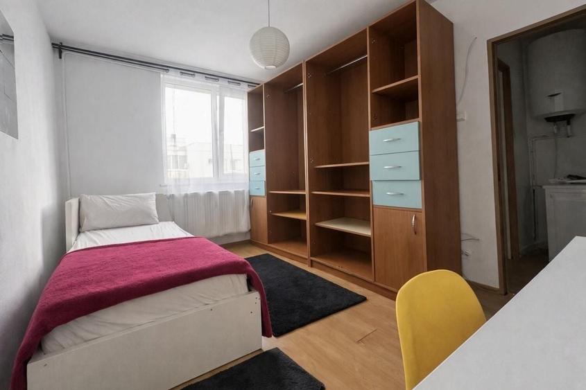 Apartament cu 3 camere semidecomandat în Obor