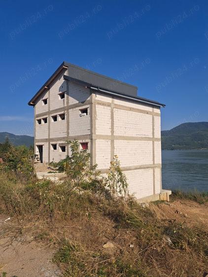 Casă cu 6 camere cu Teren 250 Mp în Eșelnița