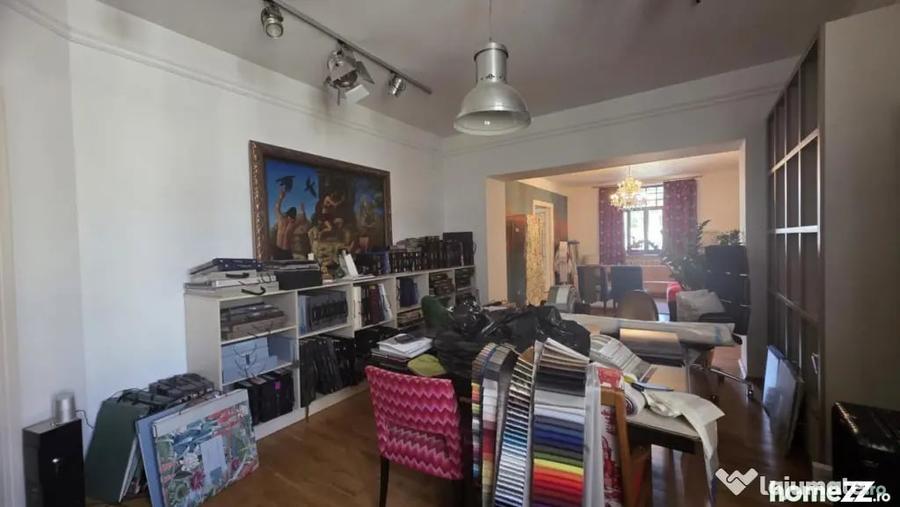 Apartament cu 5 camere decomandat în Moșilor