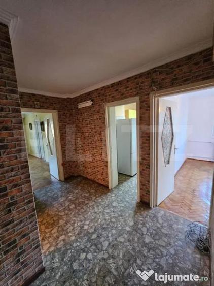 Apartament cu 4 camere decomandat în Central