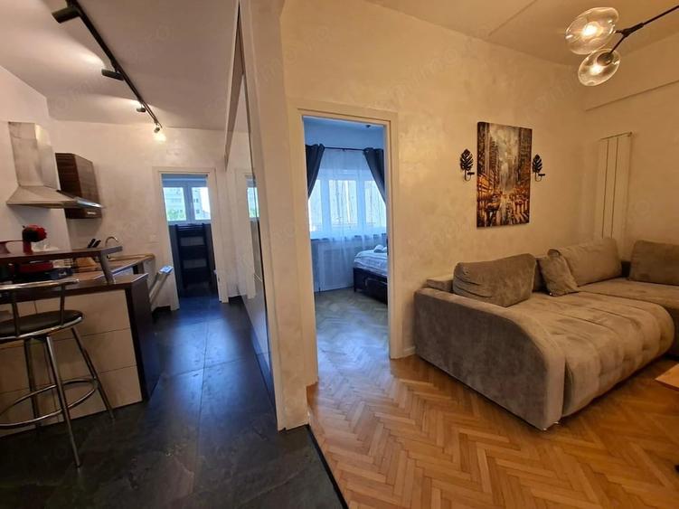 Apartament cu 5 camere semidecomandat în Romană
