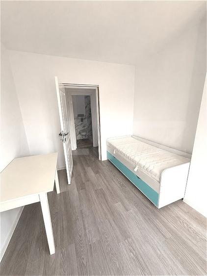 Apartament cu 3 camere semidecomandat, mobilat în Florești