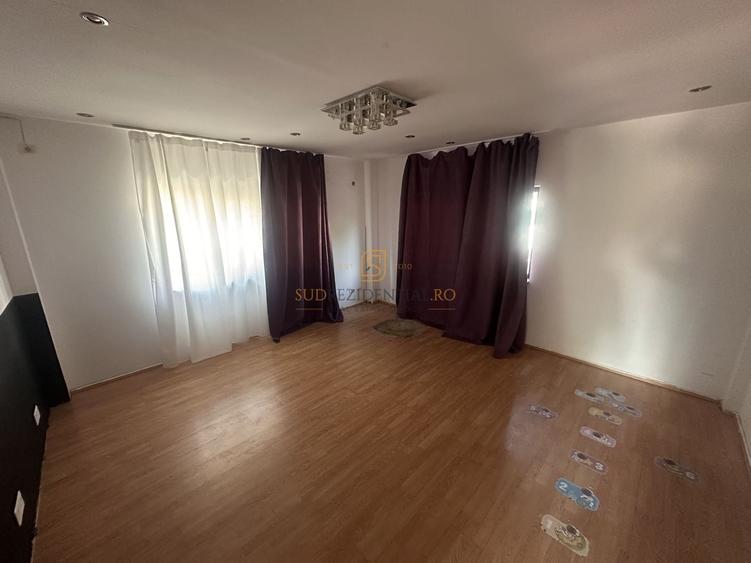 Casă individuală cu 8 camere cu Canalizare în Central