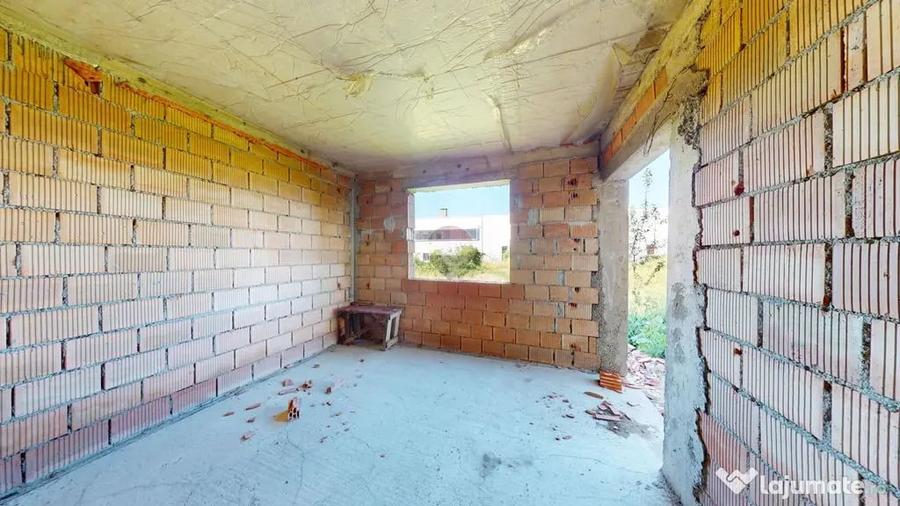 Casă cu 5 camere cu Teren 1000 Mp în Cristian