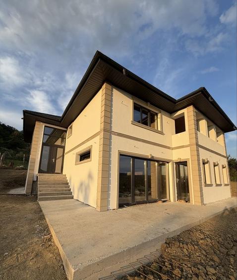 Casă cu 4 camere în Vlădesti
