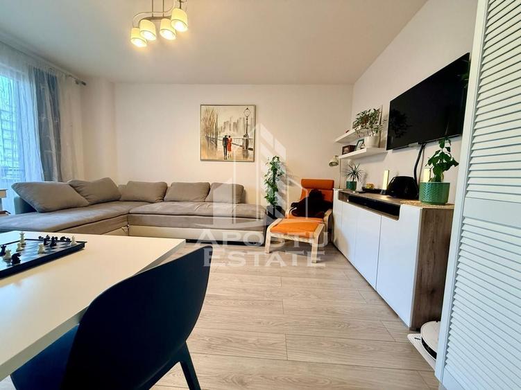 Apartament cu 2 camere semidecomandat, mobilat în Aradului