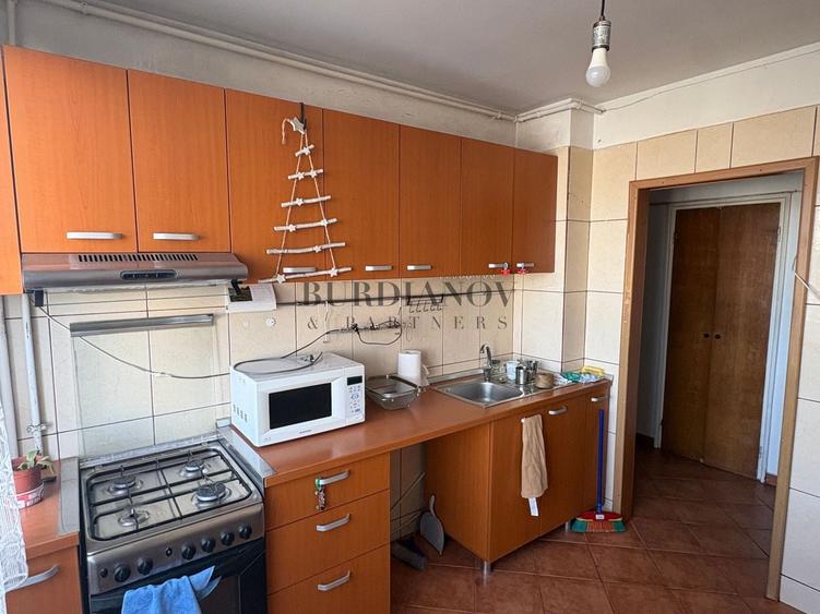 Apartament cu 3 camere semidecomandat în Titan