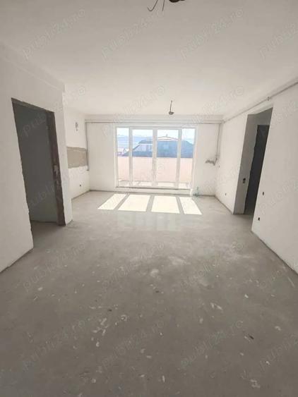 Apartament cu 3 camere semidecomandat în Sud