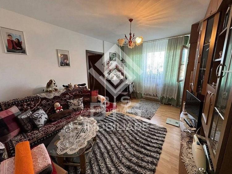 Apartament cu 3 camere semidecomandat în Decebal