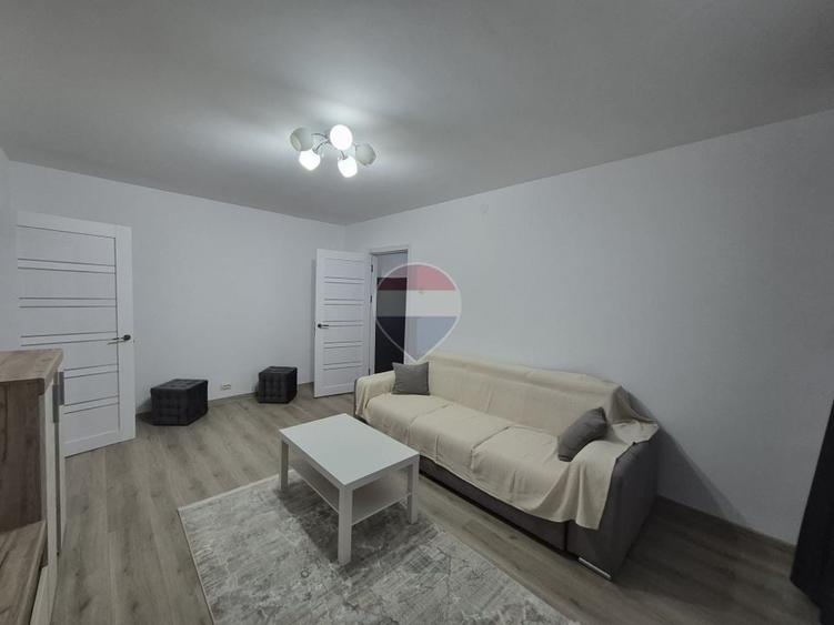 Apartament cu 3 camere semidecomandat, mobilat în Sălaj