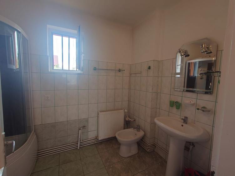 Casă cu 3 camere cu Teren 1850 Mp în Stupini