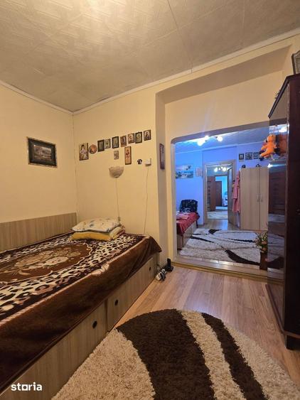 Casă cu 5 camere cu Teren 600 Mp în Andronache
