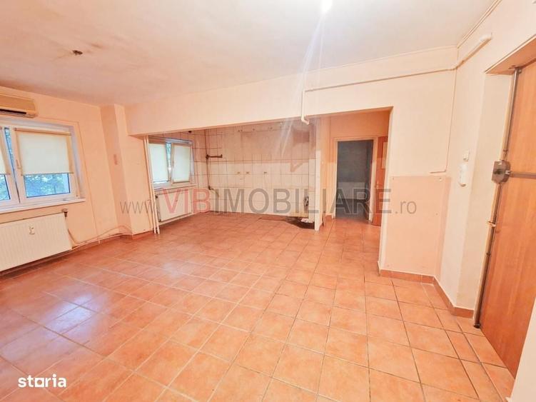 Apartament cu 4 camere semidecomandat în Văcăresti