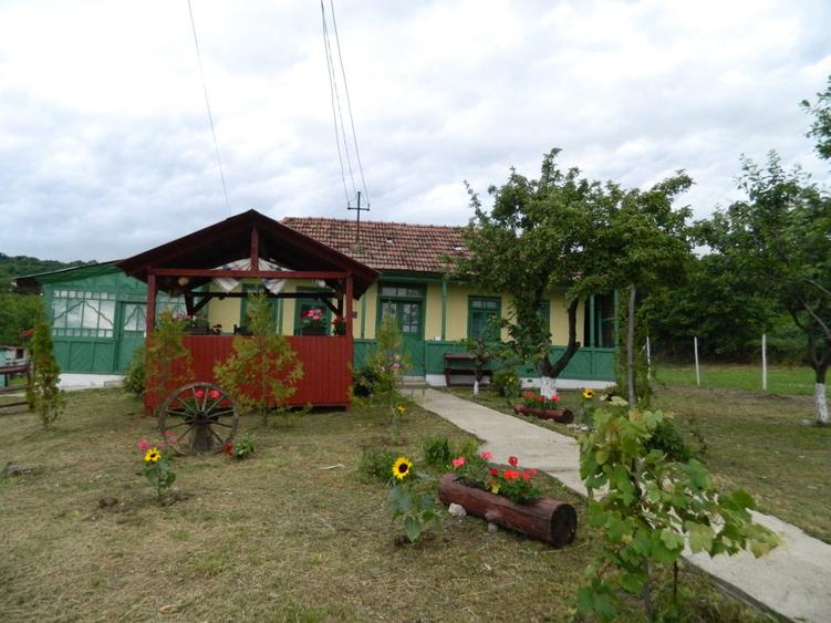 Casă cu 4 camere decomandat în Mogoșești