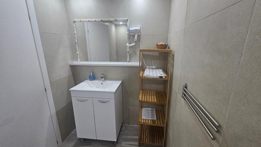 Apartament cu 3 camere semidecomandat, mobilat în Central