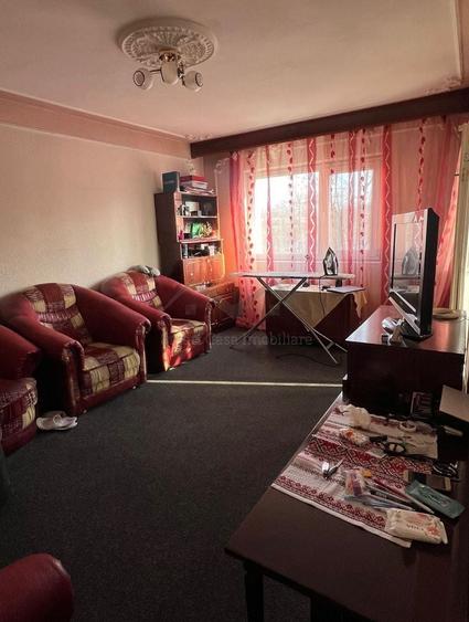 Apartament cu 3 camere decomandat, mobilat în Nicolina