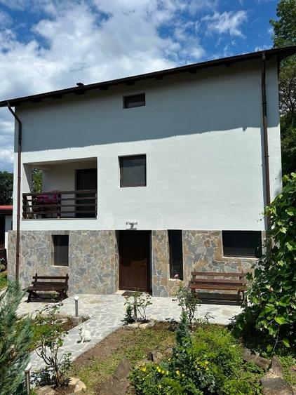 Casă individuală cu 5 camere cu Canalizare în Bozioru