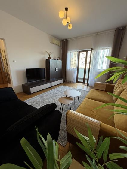 Apartament cu 3 camere semidecomandat, mobilat în Ultracentral