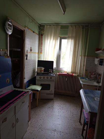 Apartament cu 3 camere semidecomandat în Titan