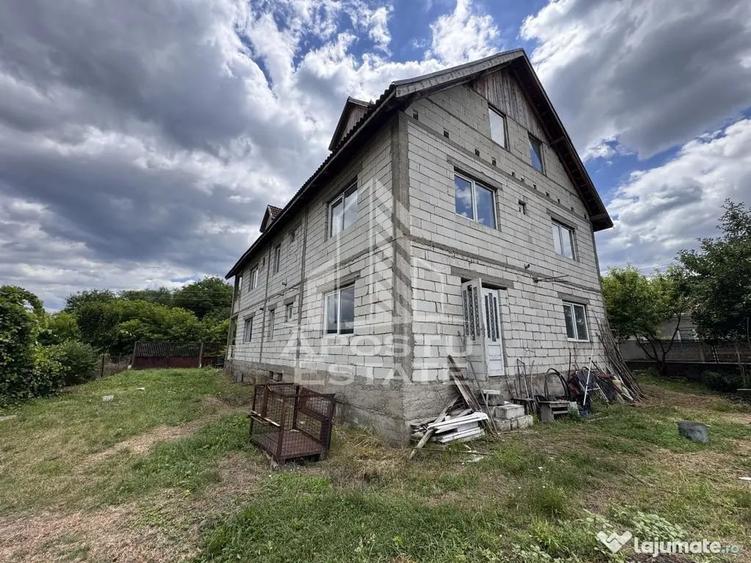 Casă cu 7 camere cu Teren 1100 Mp în Fărcădin