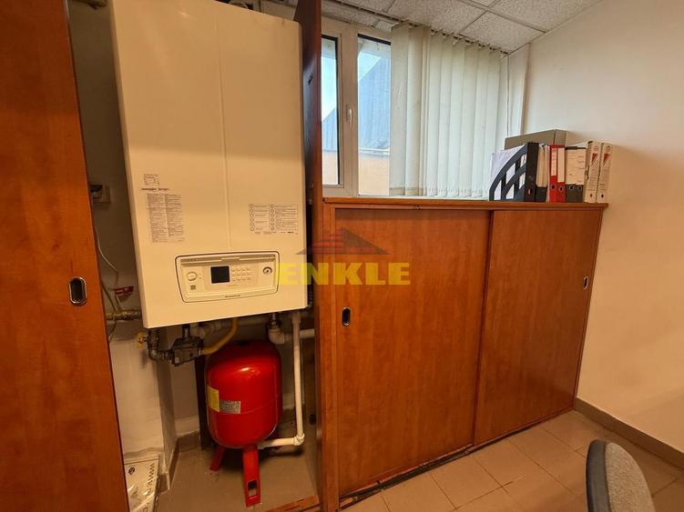 Birou, de 1,080 mp, în Est