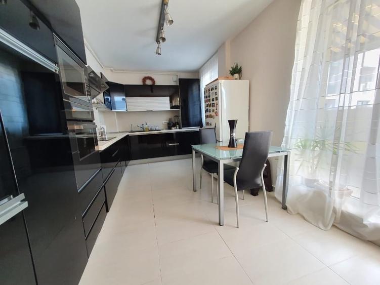Apartament cu 5 camere decomandat în Herăstrău