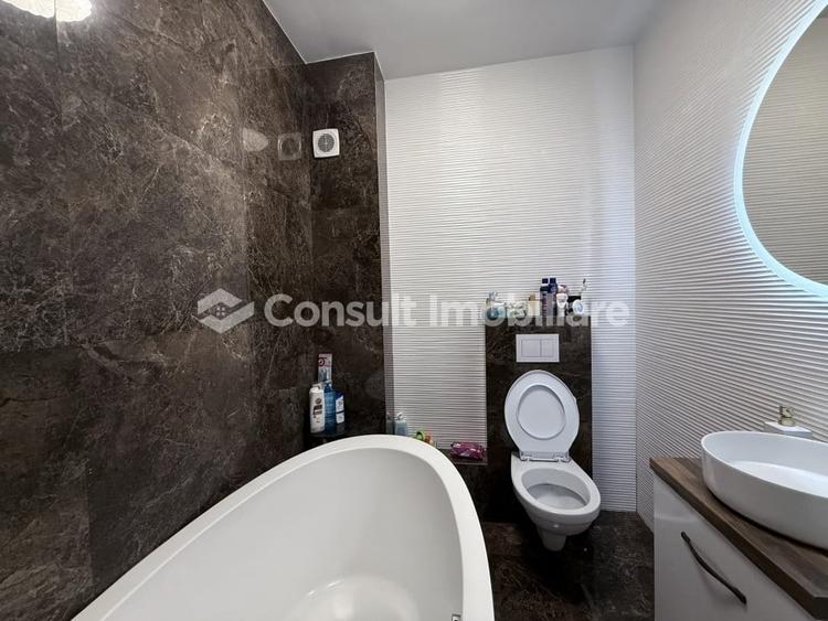 Apartament cu 3 camere semidecomandat în Florești