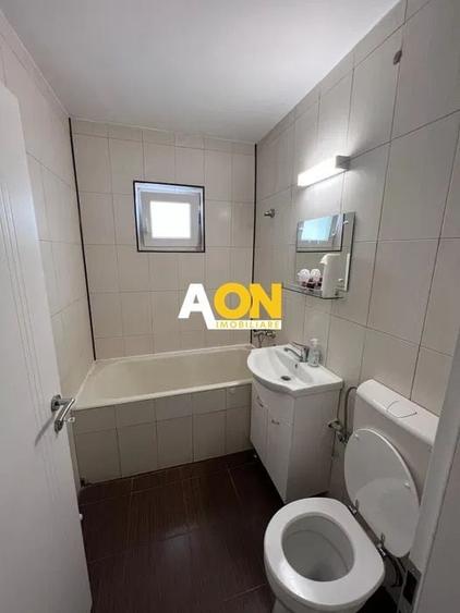 Apartament cu 3 camere semidecomandat, mobilat în Cetate