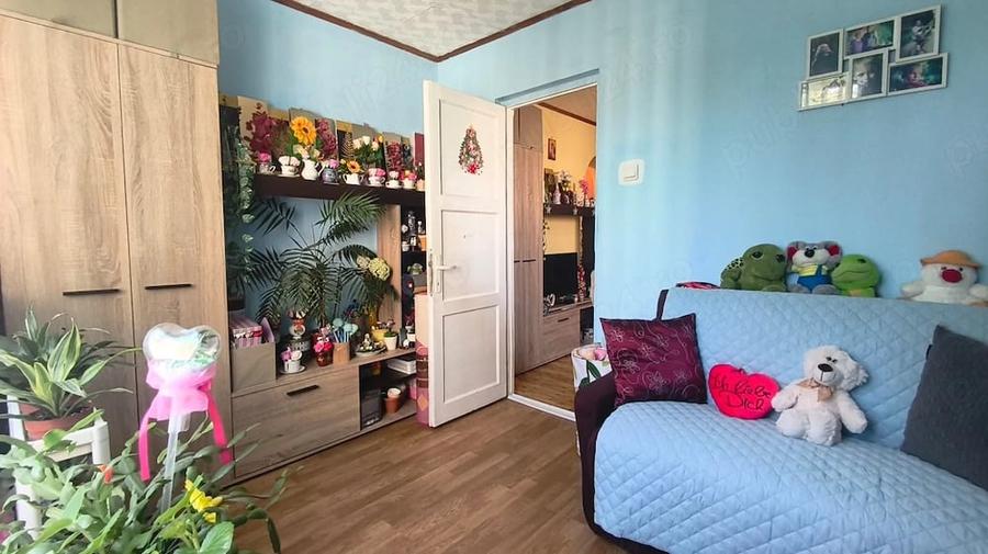 Apartament cu 3 camere semidecomandat în Gojdu