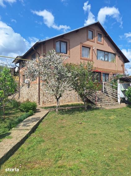 Casă cu 10 camere cu Canalizare în Central