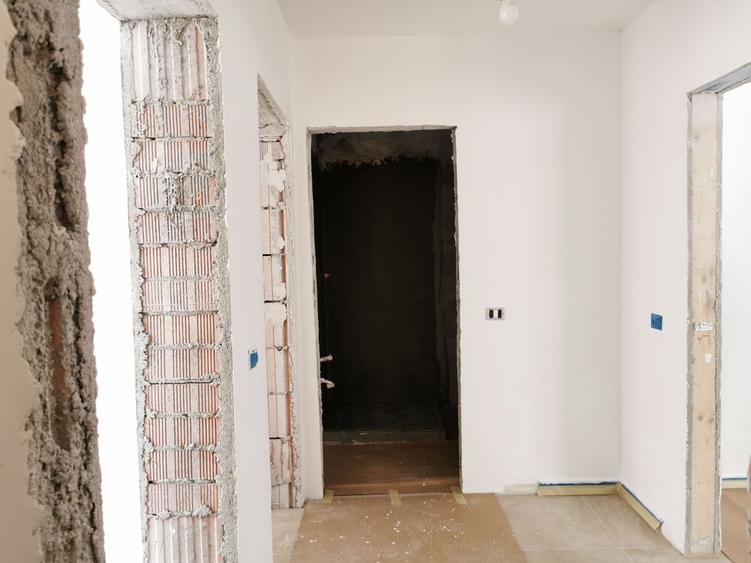 Apartament cu 4 camere decomandat în Tractorul