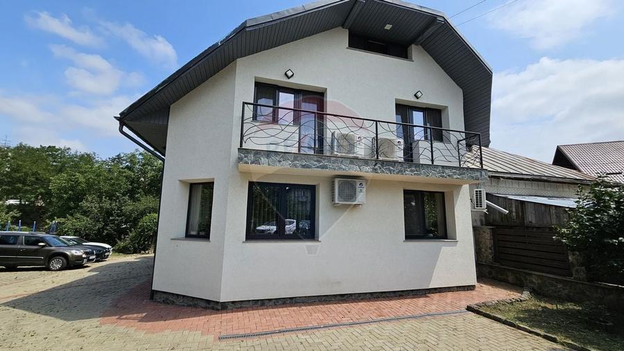 Casă individuală cu 7 camere cu Teren 1000 Mp în Central