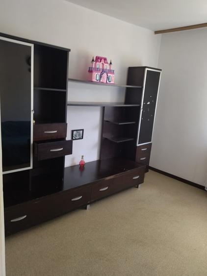 Apartament cu 2 camere semidecomandat, mobilat în Moinești
