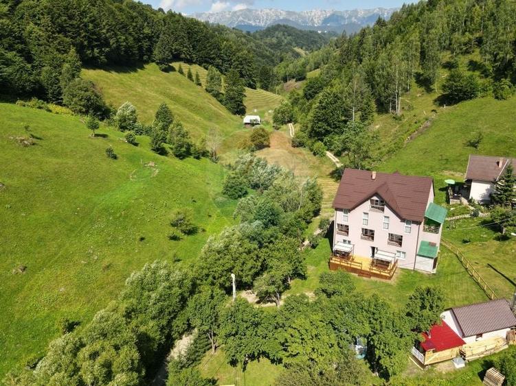 Casă individuală cu 21 camere cu Teren 1137 Mp în Moieciu de Jos