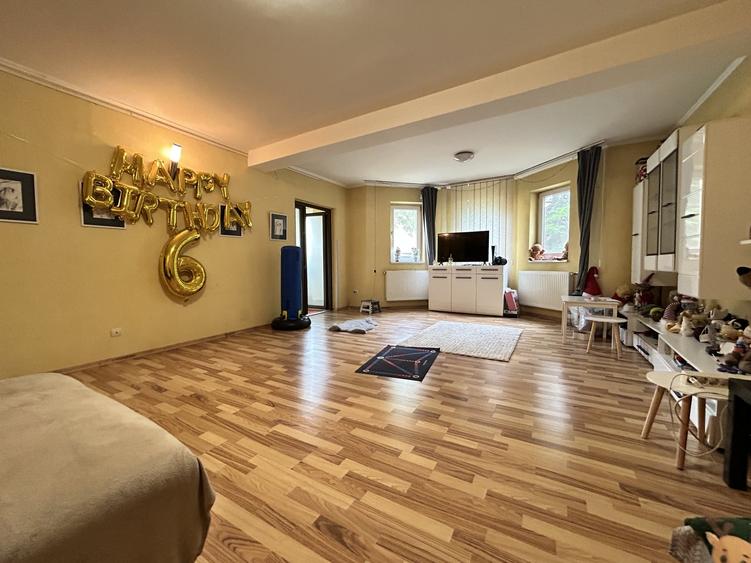 Casă individuală cu 7 camere cu Canalizare în Central