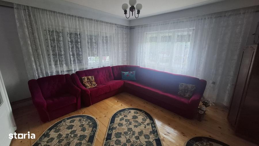 Casă cu 5 camere cu Teren 1088 Mp în Central