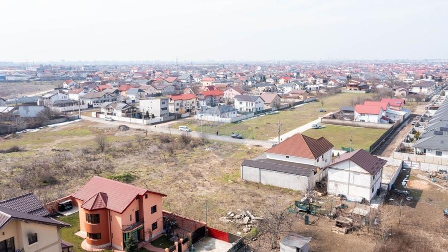 Teren Construcții intravilan de 1833 mp, în Est