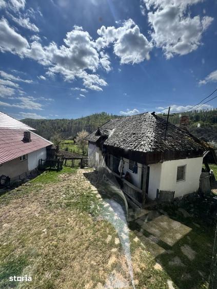 Casă cu 2 camere cu Teren 6605 Mp în Albești