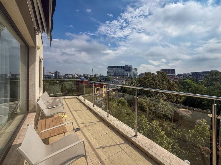 Apartament cu 3 camere semidecomandat în Herăstrău