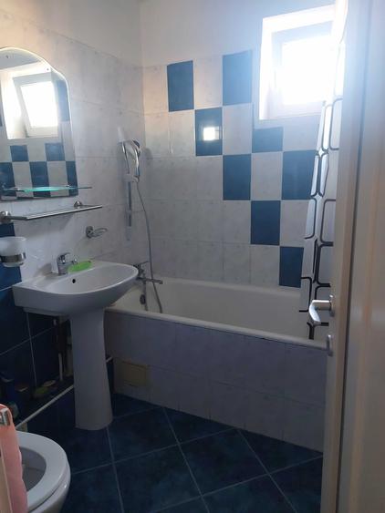 Apartament cu 3 camere semidecomandat în Crângași
