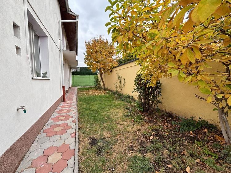 Casă individuală cu 7 camere cu Canalizare în Central