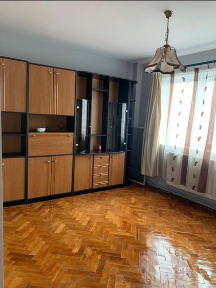 Apartament cu 3 camere decomandat în Romanești