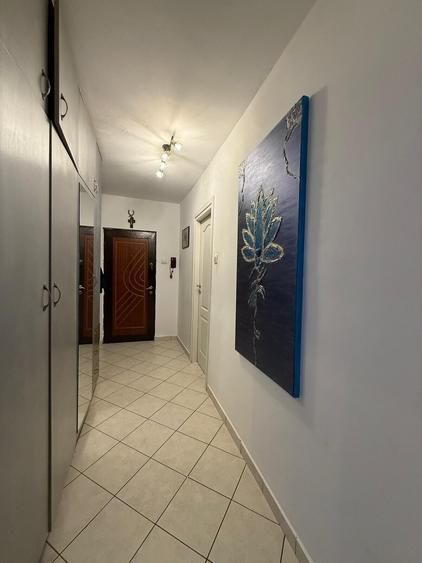 Apartament cu 4 camere semidecomandat, mobilat în Mihai Bravu
