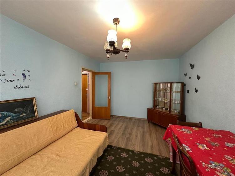 Apartament cu 3 camere decomandat în B-dul București