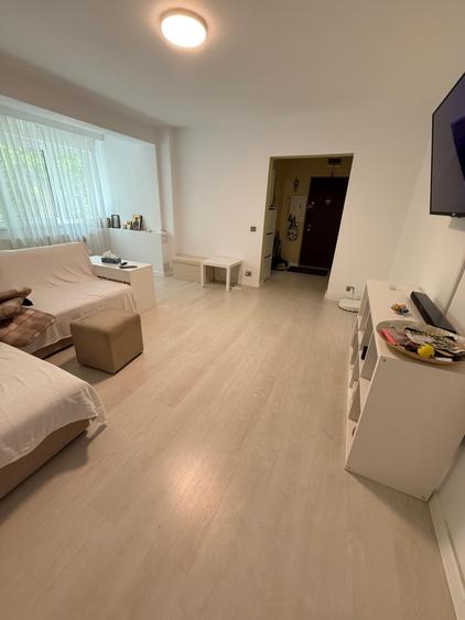 Apartament cu 3 camere semidecomandat, mobilat în Baba Novac